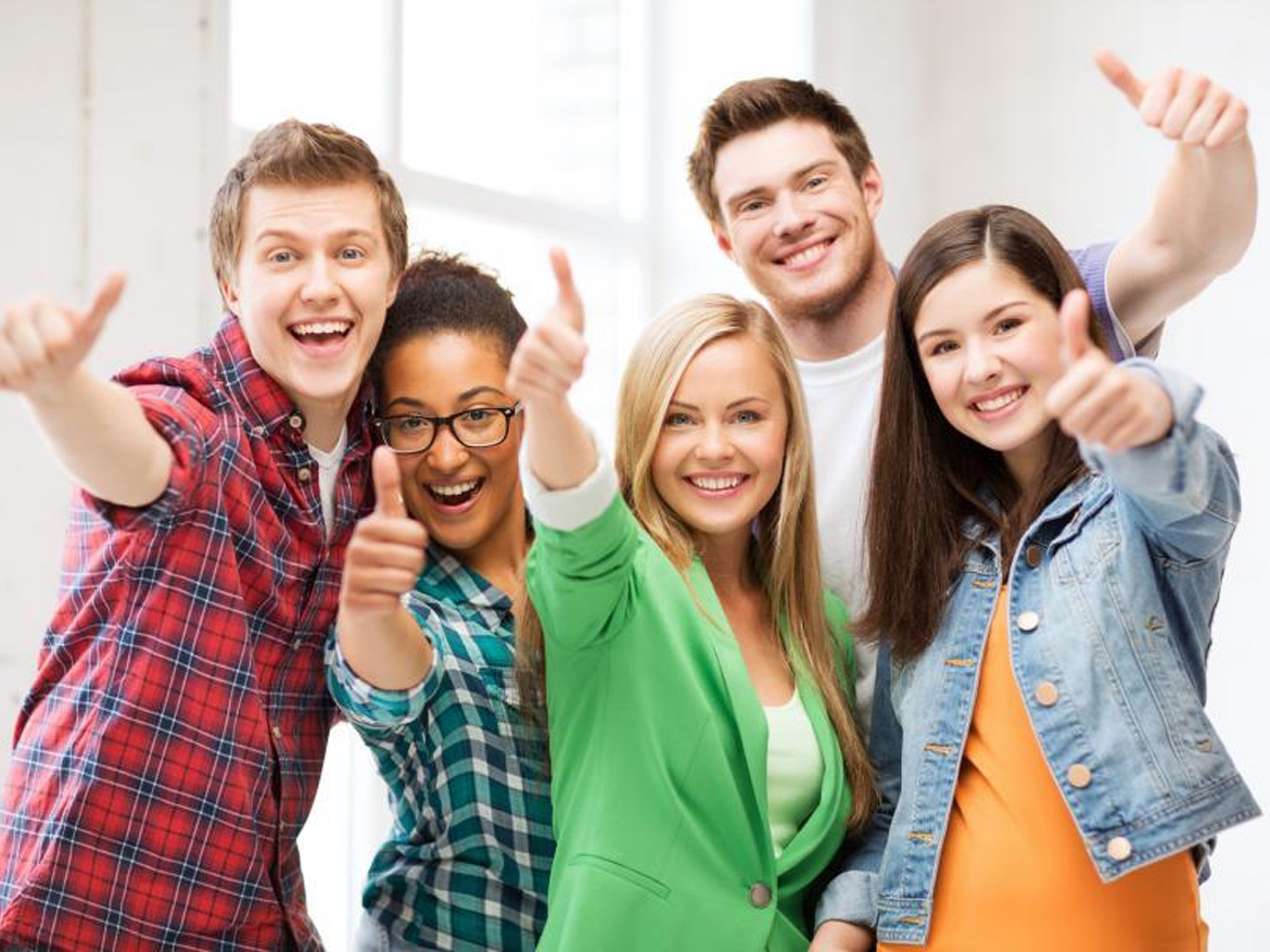 Un groupe d'étudiants qui recherche un logement